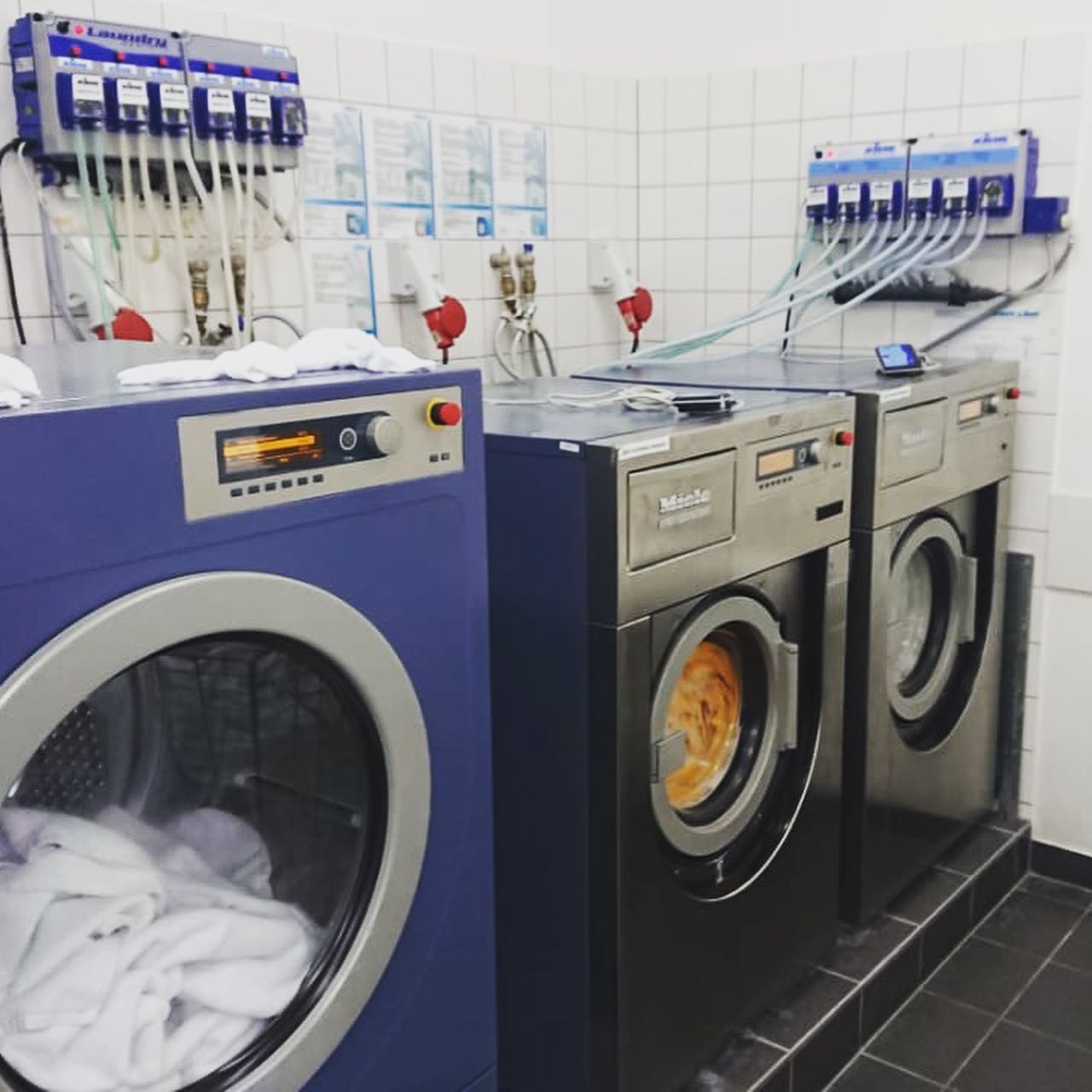 Оцените работу нашего мастера 🤩⠀ Выполнено подключение сушильных и стиральных машин в прачечной.⠀Екатеринбург, гостиница Анжело.